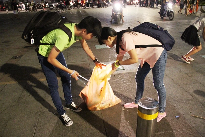 Những bạn trẻ nhặt rác sau giao thừa ở trung tâm Sài Gòn ảnh 11 Những bạn trẻ nhặt rác sau giao thừa ở trung tâm Sài Gòn ảnh 11